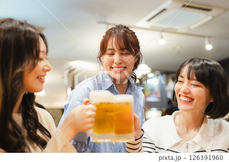 乾杯する若い女性 126391960