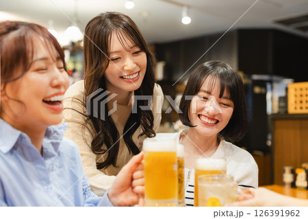 乾杯する若い女性 乾杯する若い女性 126391962