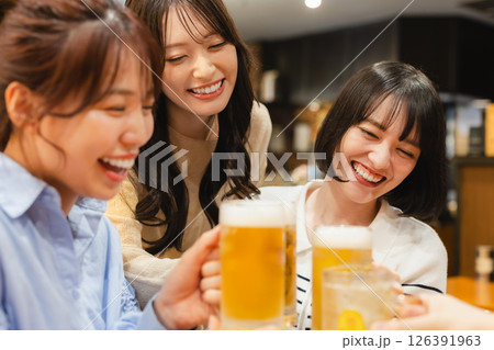 乾杯する若い女性 126391963