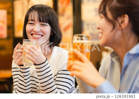 ビールを飲む女性 126391981