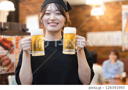 居酒屋で働く女性 126391993