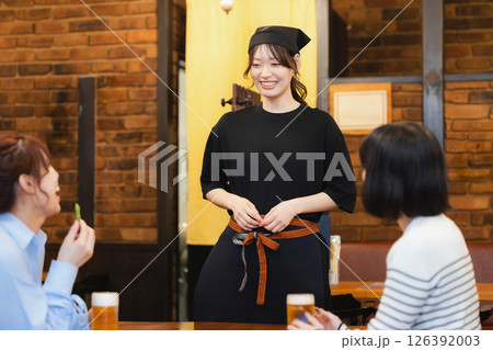居酒屋で働く女性 126392003