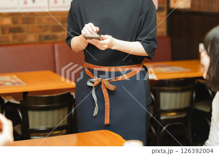 カウンターで働く店員 カウンターで働く店員 126392004