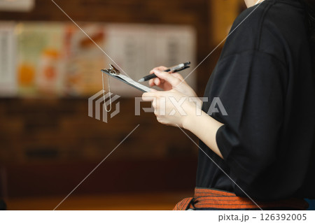 オーダーをとるホールスタッフの手元 オーダーをとるホールスタッフの手元 126392005