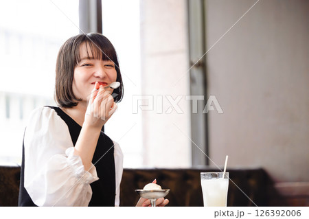 カフェでアイスクリームを食べる女性 126392006