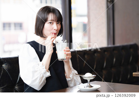 カフェでアイスクリームを食べる女性 カフェでアイスクリームを食べる女性 126392009