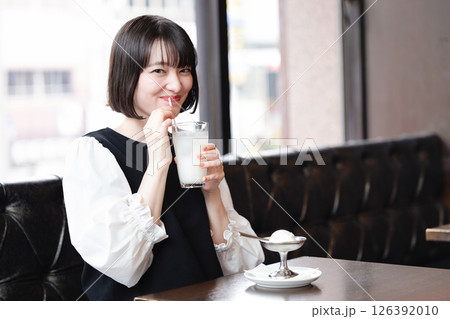 カフェでジュースを飲む女性 カフェでジュースを飲む女性 126392010