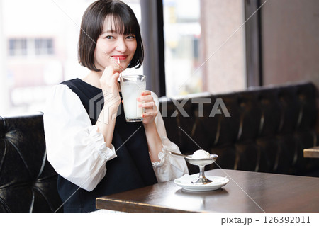 カフェでくつろぐ女性 126392011