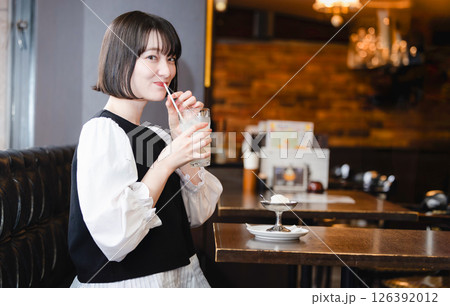 カフェでジュースを飲む女性 126392012