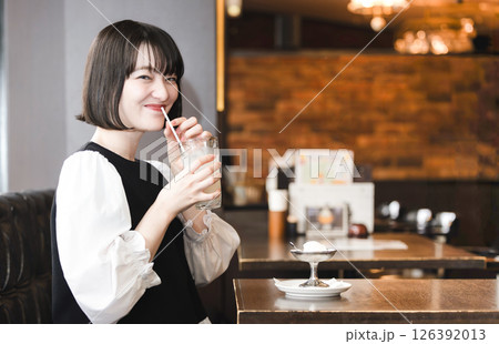 ソフトドリンクを飲む女性 126392013