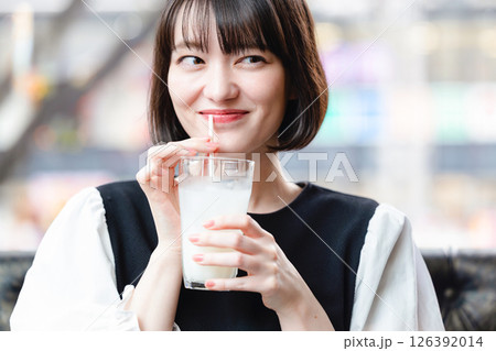 ソフトドリンクを飲む若い女性 126392014