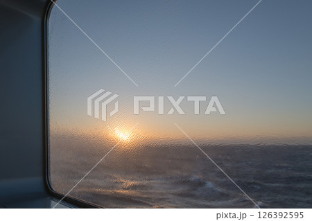 【東京九州フェリーはまゆう新門司港行　大時化の太平洋からの日の出】 126392595