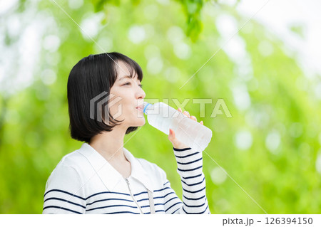 水を飲む若い女性 126394150