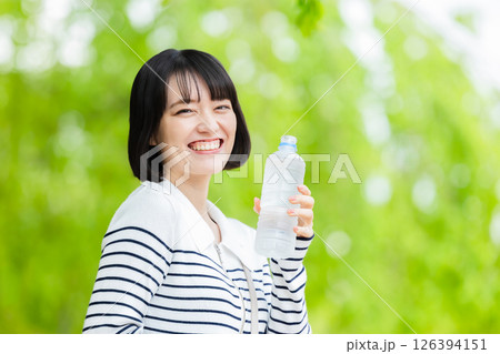 水を飲む女性 126394151