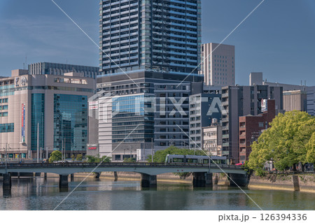 広島市の川辺の風景 荒神橋を走る市内電車 広島市の川辺の風景 荒神橋を走る市内電車 126394336