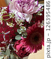赤色多めの花束 126395486