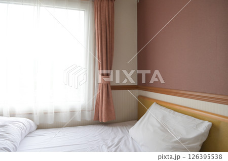 窓際のベッドとカーテン 126395538