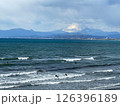 波と山と海の風景 126396189