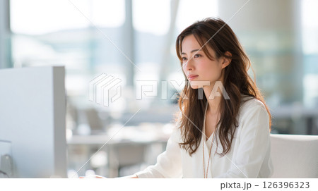 デスクで集中して仕事に取り組む女性 126396323