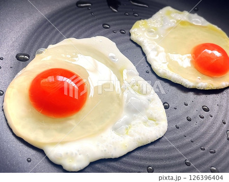 フライパンで調理中の目玉焼き フライパンで調理中の目玉焼き 126396404