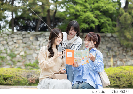 ベンチに座って休憩する女性 126396875