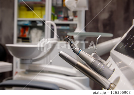 Dental instruments in focus with clinic background Dental instruments in focus with clinic background 126396908