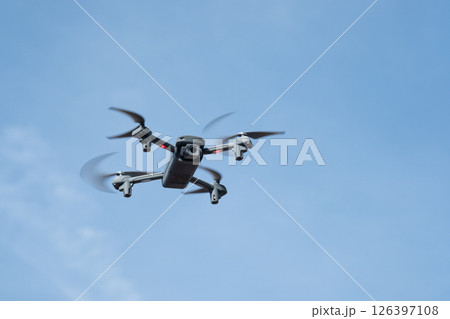 空を飛ぶドローン　(写真素材) 126397108