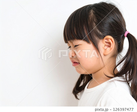 横顔で泣き出しそうな幼い女の子のポートレート(白背景) 横顔で泣き出しそうな幼い女の子のポートレート(白背景) 126397477