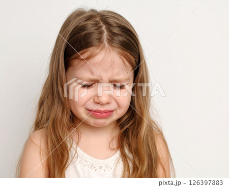 泣き出しそうな白人の女の子のポートレート（白背景） 126397883