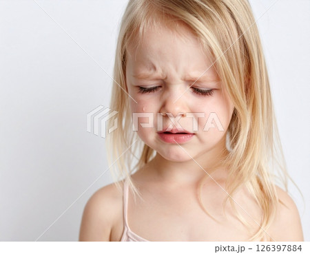 泣き出しそうな白人の女の子のポートレート(白背景) 泣き出しそうな白人の女の子のポートレート(白背景) 126397884