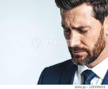 悲しみに沈むスーツ姿の男性 悲しみに沈むスーツ姿の男性 126399431