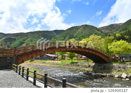 5月に渡る旧中山道に続く奈良井木曽の大橋 126400187