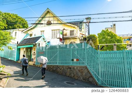 【重要伝統的建造物群保存地区】北野町山本通　初夏の朝のプラトン装飾美術館　兵庫県神戸市中央区 126400883