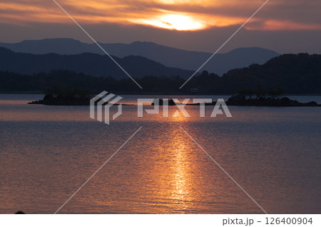 桧原湖の朝陽と静寂 126400904