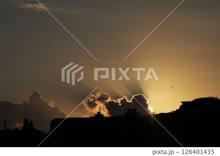 雲の隙間から朝暘放射線状に漏れた光3 126401435