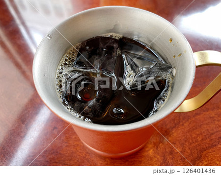 銅製マグカップのアイスコーヒー 銅製マグカップのアイスコーヒー 126401436