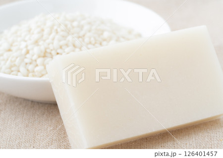 お皿に入ったもち米と切り餅 お皿に入ったもち米と切り餅 126401457