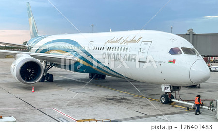 ドバイ空港で出発準備中のオマーン航空機B787 126401483