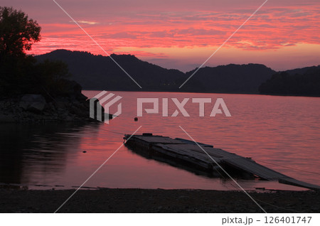 桧原湖の薄暮、茜色の空と静寂の湖畔 126401747