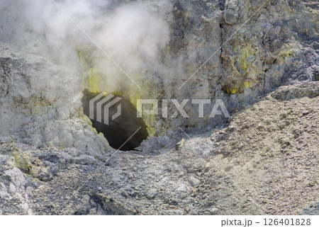 日本一の強酸性温泉 玉川温泉の噴気孔。日本、秋田 日本一の強酸性温泉 玉川温泉の噴気孔。日本、秋田 126401828