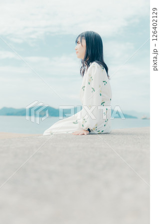 ナチュラルな光の中でリラックスする女性のポートレート ナチュラルな光の中でリラックスする女性のポートレート 126402129