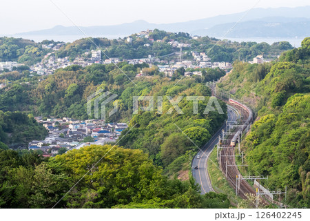 【東海道本線】山間を縫って走行するサンライズ瀬戸・出雲 126402245
