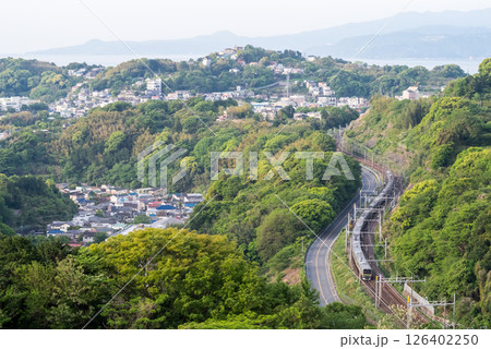 【東海道本線】山間を縫って走行する普通列車 【東海道本線】山間を縫って走行する普通列車 126402250