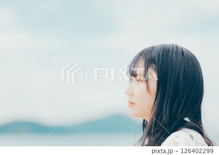 柔らかな視線を向ける女性のアップ写真 柔らかな視線を向ける女性のアップ写真 126402299