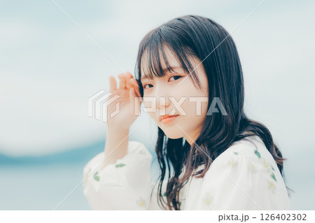 柔らかな視線を向ける女性のアップ写真 126402302