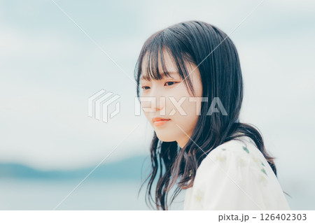 柔らかな視線を向ける女性のアップ写真 126402303
