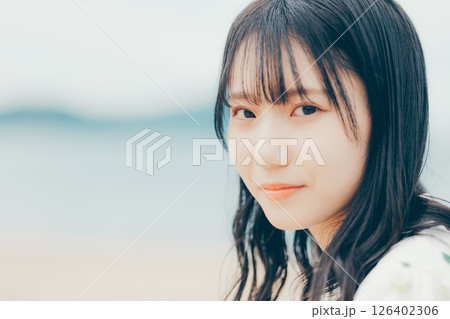 柔らかな視線を向ける女性のアップ写真 126402306