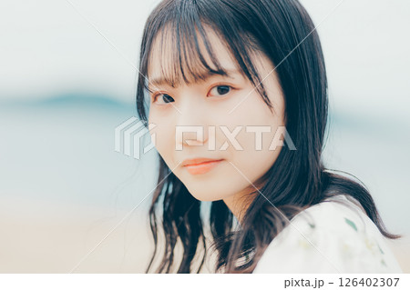 柔らかな視線を向ける女性のアップ写真 柔らかな視線を向ける女性のアップ写真 126402307