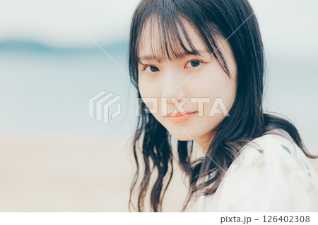 柔らかな視線を向ける女性のアップ写真 126402308