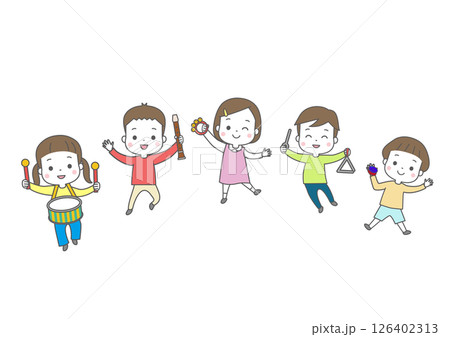 笑顔で楽しそうに楽器を演奏している子供たち 126402313